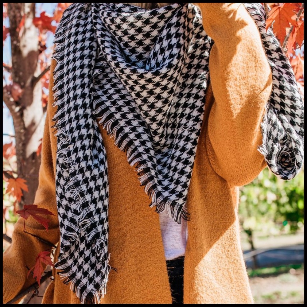 Houndstooth Blanket Scarf - Picture 2 of 4